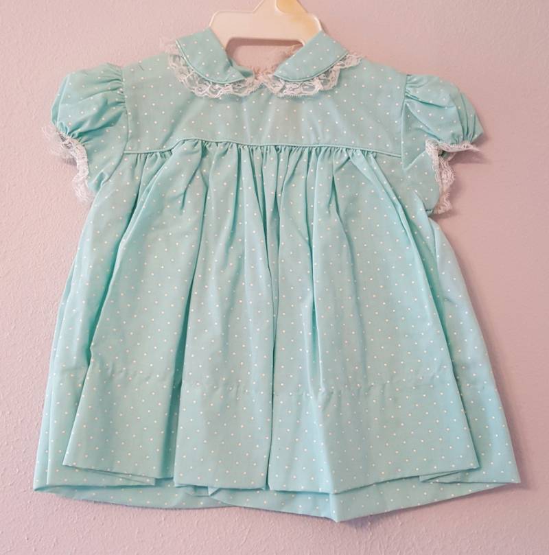 Vintage Turquoise Polka Dot Babykleidchen Spitzenkragen, 12 Monate von breedbabynyc