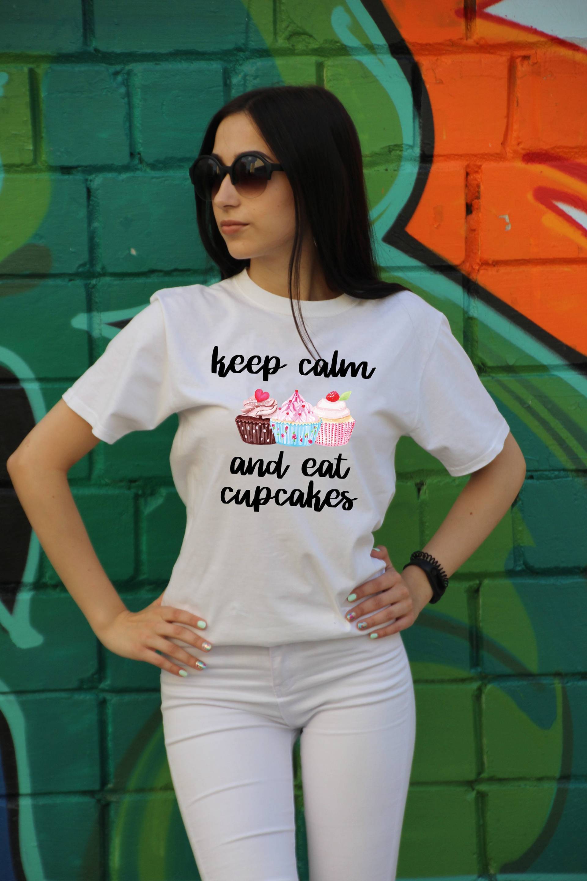 Bewahren Sie Ruhe Und Essen Cupcakes Shirt Süßes Cupcake T-Shirt Backen Liebhaber Kuchen Tag Geschenk Dessert Für Frauen Männer von breezetees
