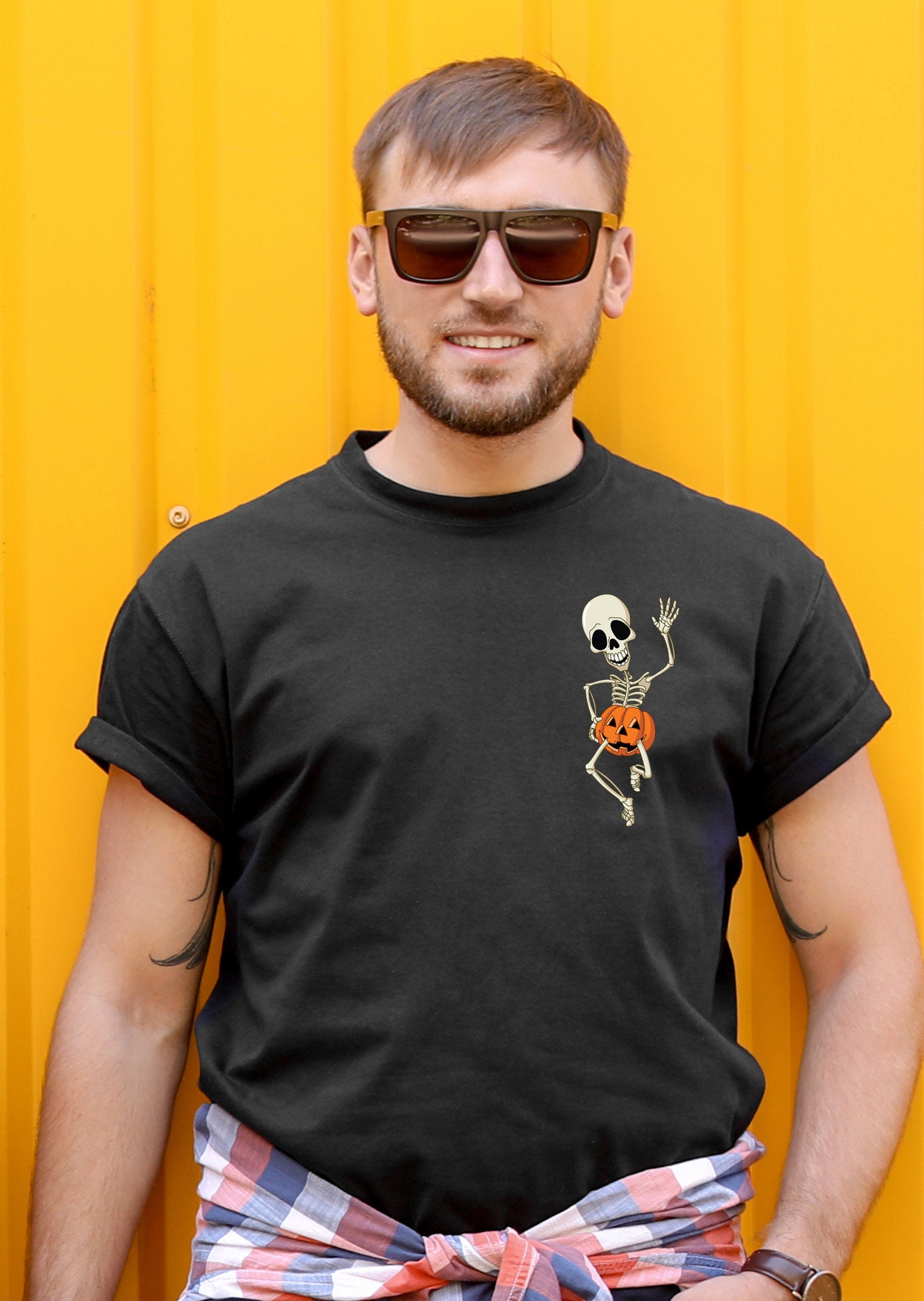 Skelett Im Kürbis-Lustiges Halloween-T-Shirt Halloween-Party-Geschenkt-Shirt Skeletttaschenhemd von breezetees