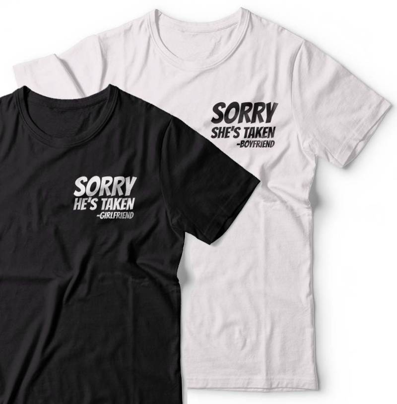Sorry He Es Taken Girlfriend She Boyfriend Lustiges Modepaar Geschenk T-Shirt von breezetees