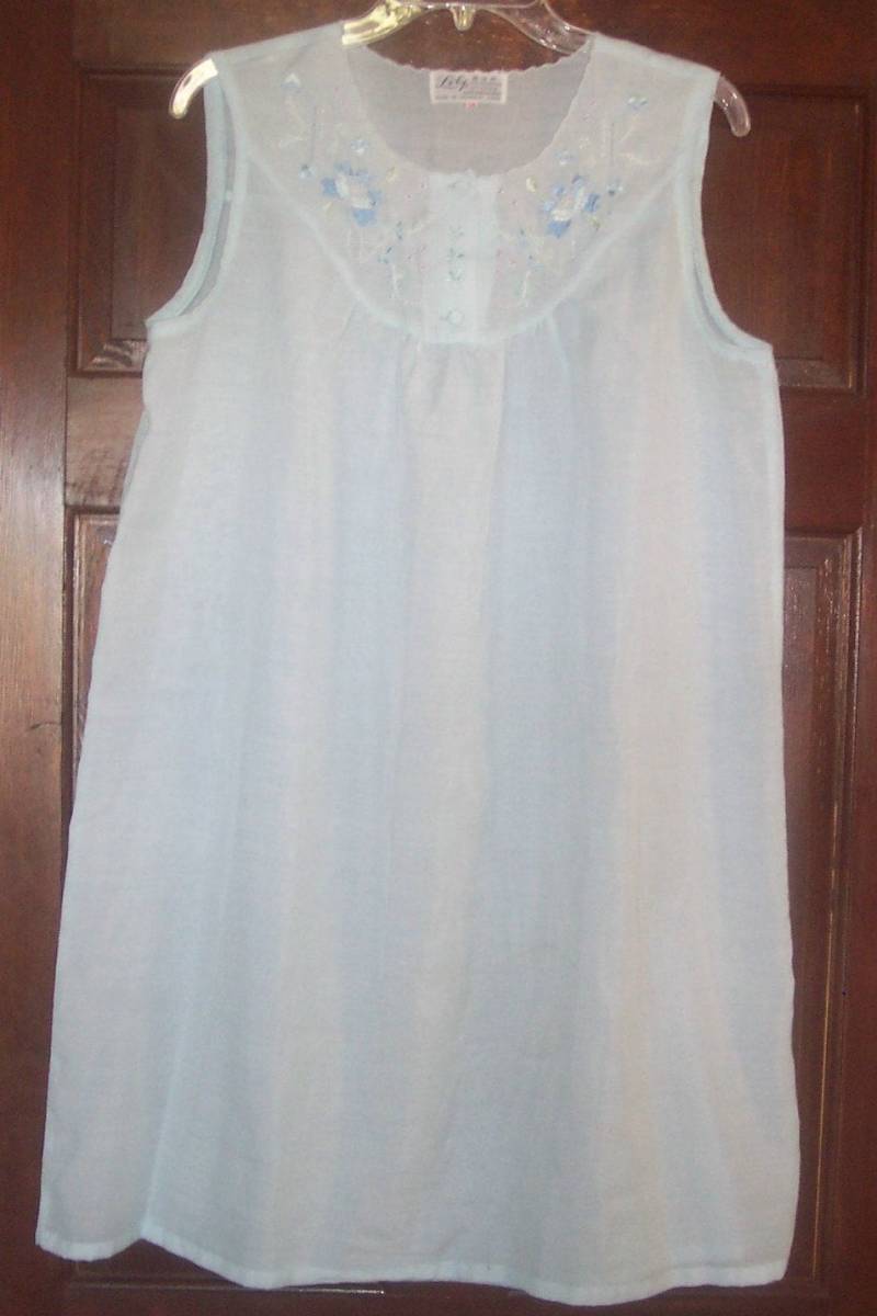 Lily Nachtkleid Hellblau Vintage 38 Hand Bestickte Perlen Shanghai China von brendasuef