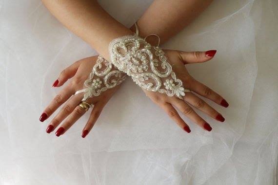 Hochzeitshandschuhe, Spitzenhandschuhe, Fingerlose Brauthandschuhe İvory Lace Glove Brauthochzeitstag Gs00258 von bridalsdreams