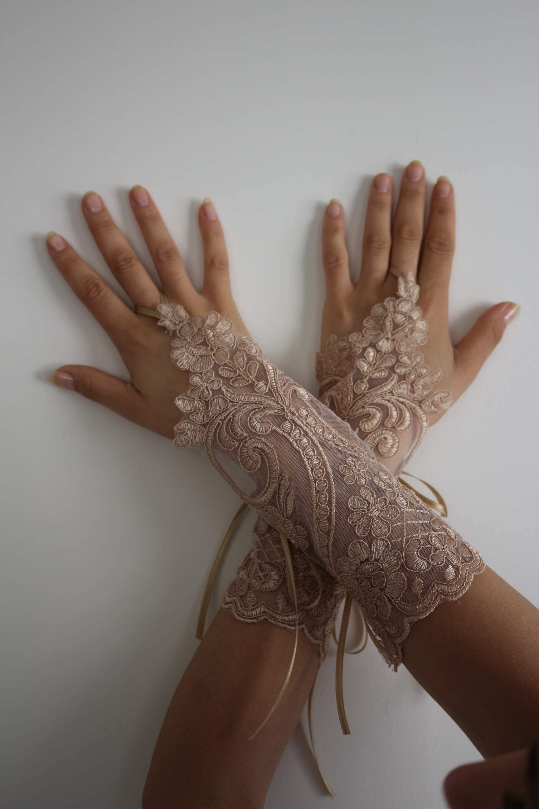 Nerz Spitzenhandschuhe Braut Hochzeitshandschuhe Kostümhandschuhe Fingerlose Accessoires von bridalsdreams