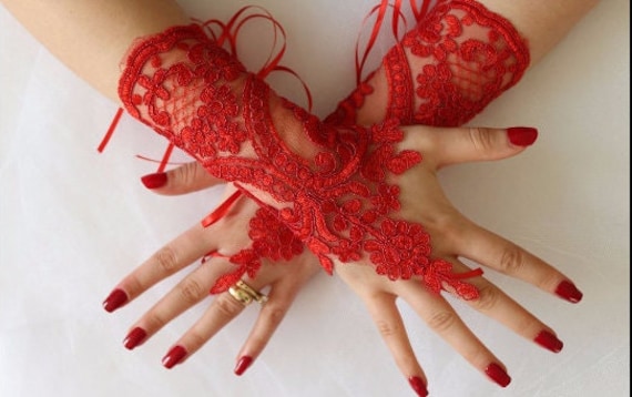 Rote Spitze Fingerlose Brauthandschuhe Perlen Bestickte Hochzeitshandschuhe von bridalsdreams