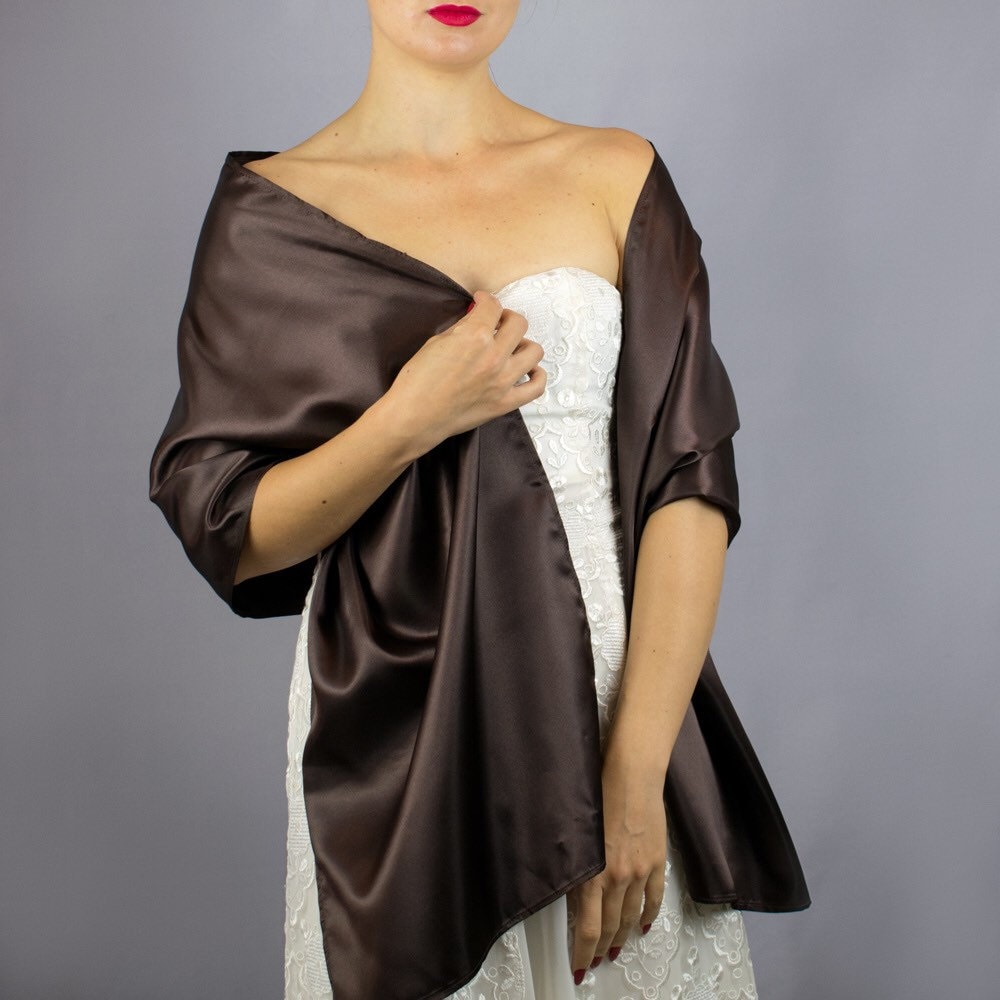Brauner Satin-Schal, Brauner Wrap, Braunes Schultertuch, Hochzeit Shrug, Satin-Wrap, Schokoladen-Frauenschal, Abschlussball-Wrap Brauner Satin-Schal, Brauner Wrap, Braunes Schultertuch, Hochzeit Shrug, Satin-Wrap, Schokoladen-Frauenschal, Abschlussball-Wrap von bridalspain