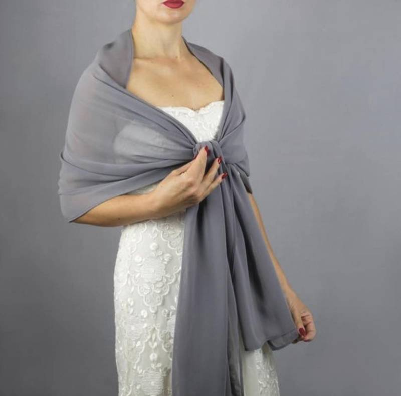 Chiffon Wickelschal in Grau Oder Dunkelgrau Für Brautjungfer Mutter Der Braut, Weicher Schal, Abschlussballschal, Frau Geschenk, Grauer Schal Chiffon Wickelschal in Grau Oder Dunkelgrau Für Brautjungfer Mutter Der Braut, Weicher Schal, Abschlussballschal, Frau Geschenk, Grauer Schal von bridalspain