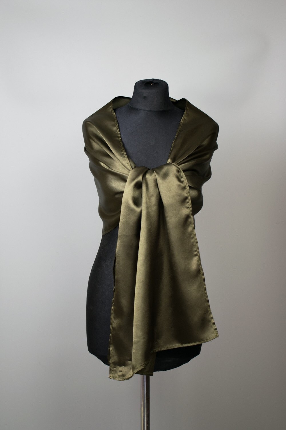 Khaki Grünes Schultertuch Grüner Basilikum Khaki Grünes Schultertuch Grüner Basilikum von bridalspain