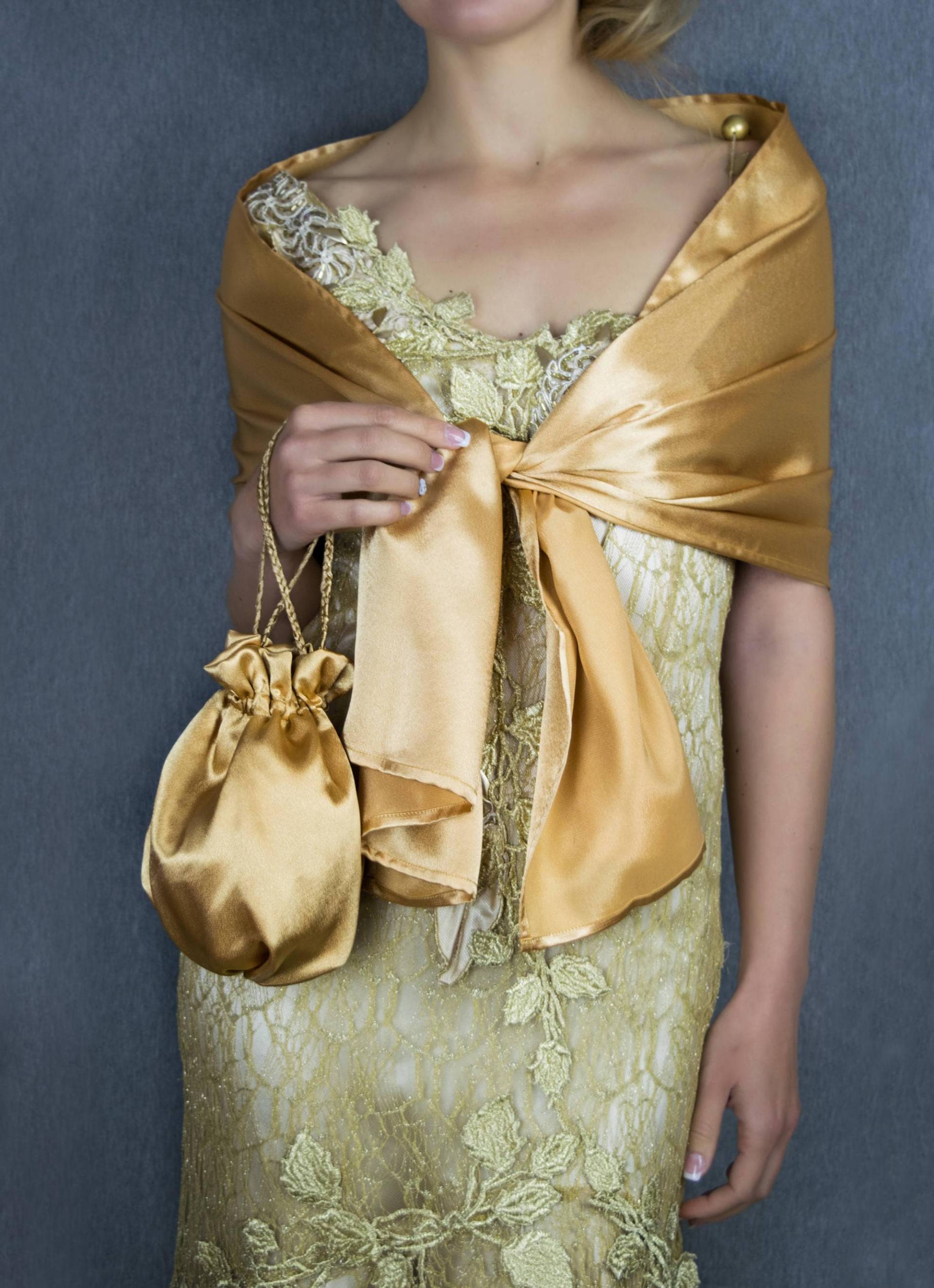 Satin-Gold-Beutel-Verpackungs-Schal Hochzeit Shrug Accessoire, Brautjungfern-Verpackungen, Brautpartygeschenk, Hochzeitsfavorit, Abendverpackung Satin-Gold-Beutel-Verpackungs-Schal Hochzeit Shrug Accessoire, Brautjungfern-Verpackungen, Brautpartygeschenk, Hochzeitsfavorit, Abendverpackung von bridalspain
