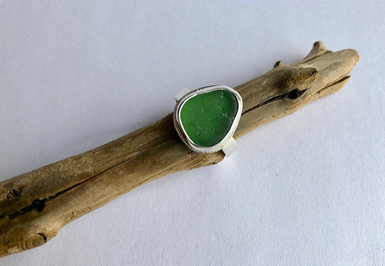 Grüner Seeglas-Ring Handgemachtes Sterling Silber, Größe 8, 5 von bridgetturner