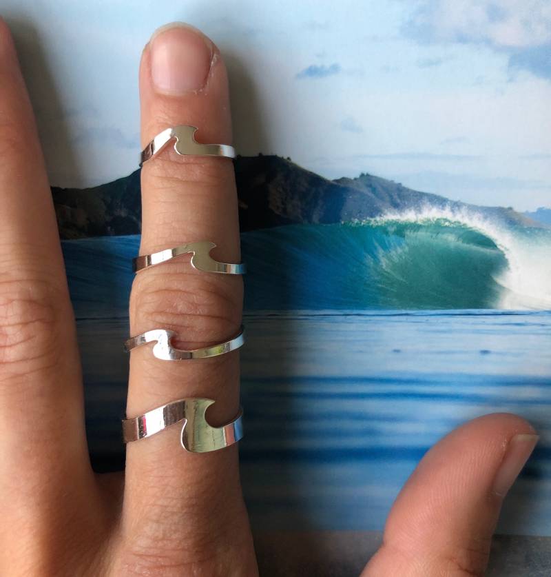 Handgemachter 10K Weißgold Wellenring Surfer Stacking Band von bridgetturner
