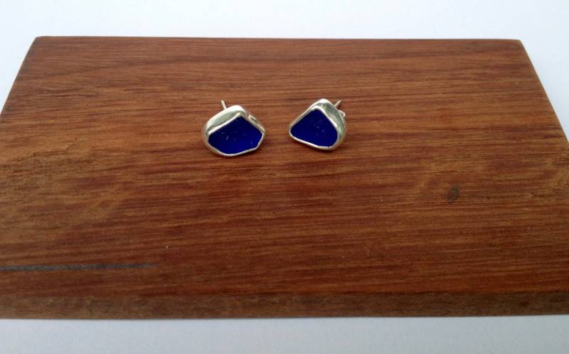 Kobalt Blau Seeglas Ohrstecker Gemacht in Sterling Silber - Sea Glass Collection von bridgetturner