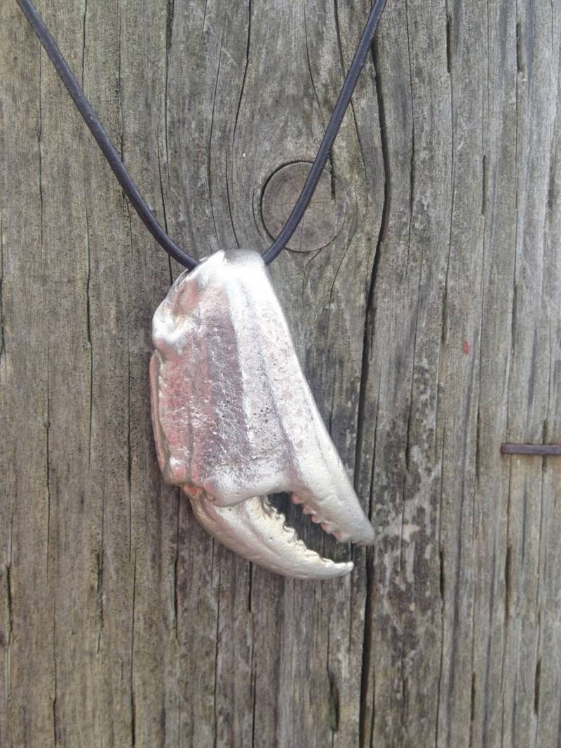 Krabbe Charme Halskette, Weiße Bronze Kralle, Meerjungfrau Kralle Halskette von bridgetturner