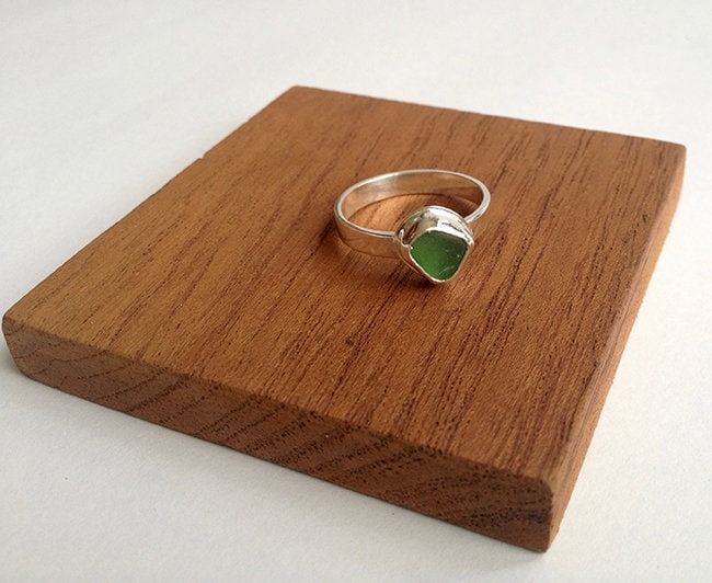 Limettengrüner Seeglas-Ring Handgemachtes Sterling Silber, Größe 8, 5 von bridgetturner