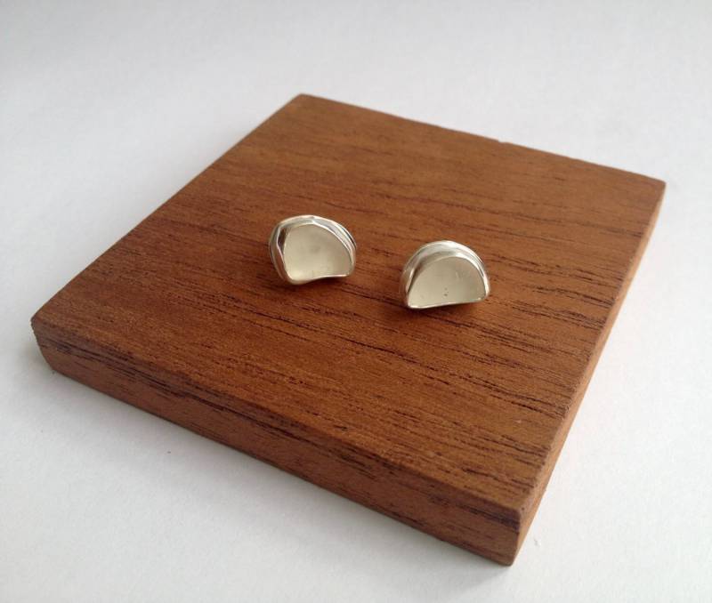 Weisse Seeglas Ohrstecker Feinsilber Ohrstecker, Strand Schmuck von bridgetturner
