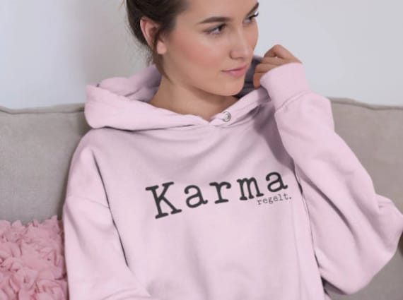 Bügelbild "Karma Regelt." in Verschiedenen Folien/ Farben von briida