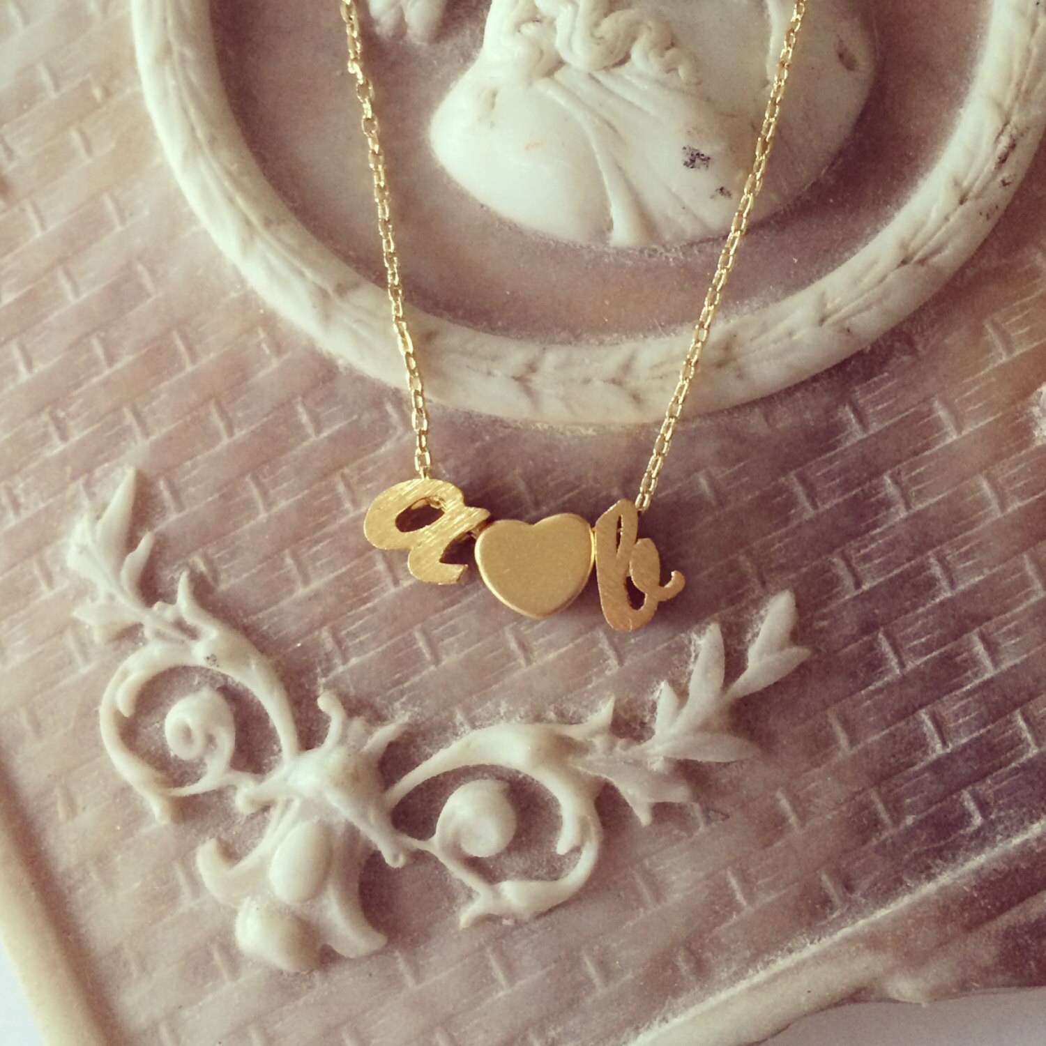 Kleine Gold Schreibschrift Buchstaben Und Herz-Halskette... Sweetheart Kette... Halskette-Skript Liebesbrief Schmuck Hochzeit Brautjungferngeschenk Kleine Gold Schreibschrift Buchstaben Und Herz-Halskette... Sweetheart Kette... Halskette-Skript Liebesbrief Schmuck Hochzeit Brautjungferngeschenk von brinandbell