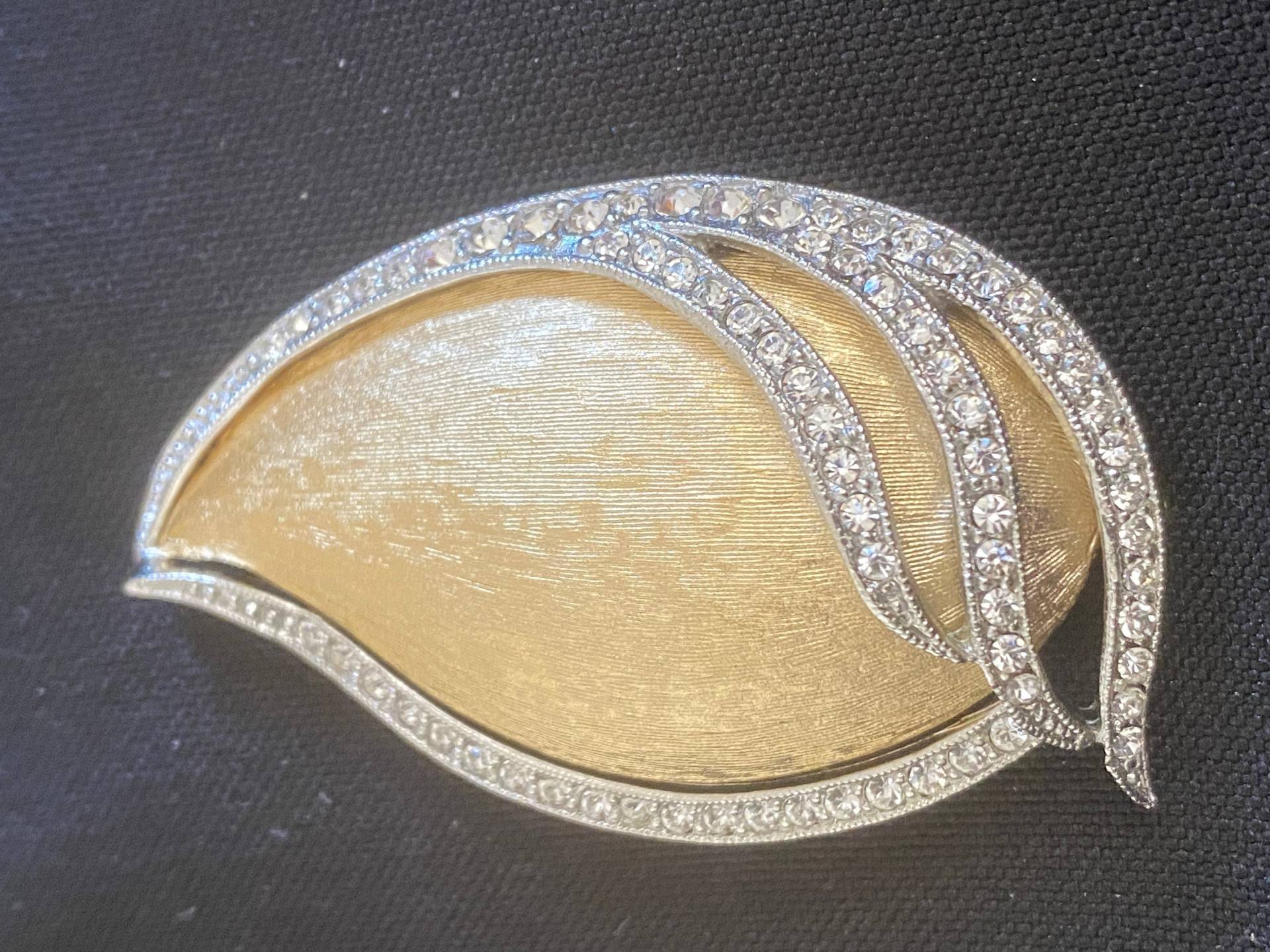 Vintage Avantgarde Brosche in Tropfenform Mit Wispy Bändern Von Chrystal Vintage Avantgarde Brosche in Tropfenform Mit Wispy Bändern Von Chrystal von bringitbackvintage