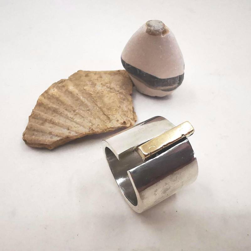 Breiter Silberring Mit Goldakzent Unikat Breiter Silberring Mit Goldakzent Unikat von brischied