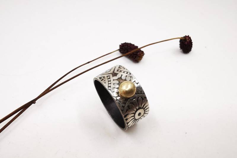 Einfacher Ring Aus Oxidiertem Silber Mit Verspielter Textur, Eine Kleine Goldkugel Als Verzierung, Unikat von brischied