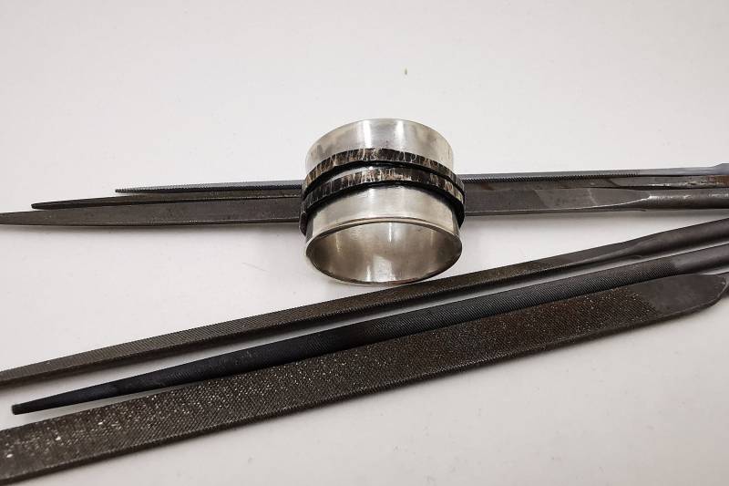 Silberring in Konvexer Form Gebogen, Zwei Gehämmerte Und Oxidierte Silberringe Als Akzentsetzungen, Unikat von brischied