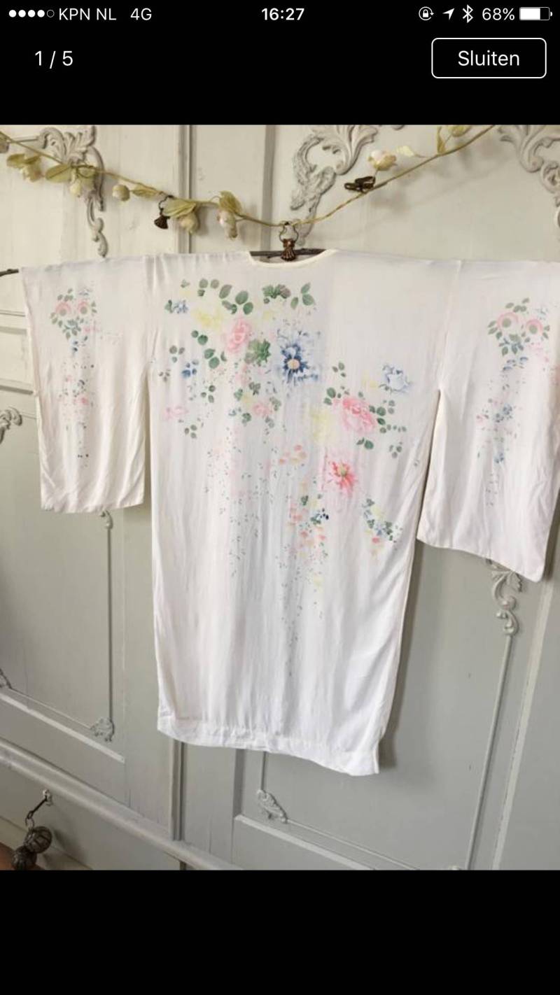 Alter Seidenkimono Mit Handbemalten Blumen Aus Den 30Er Jahren Alter Seidenkimono Mit Handbemalten Blumen Aus Den 30Er Jahren von brocadeaux