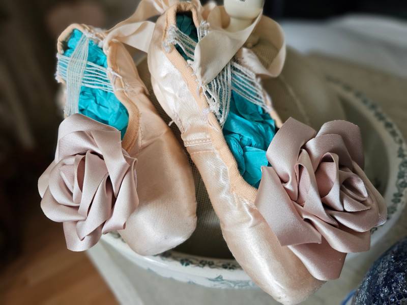 Alte Ballettschuhe Spitzenschuhe Theater Ballett Rosen Pointe Zertanzt Shabby Chic Faded Rosa Seiden Boudoir Seidenpapier von brocantemonamour