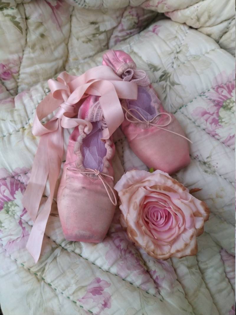 Alte Ombre Rosa Satin Seide Ballettschuhe Spitzenschuhe Pointe Rose Zertanzt Shabby Chic Faded Ballett Boudoir Authentic Shoes Tüll Bänder von brocantemonamour