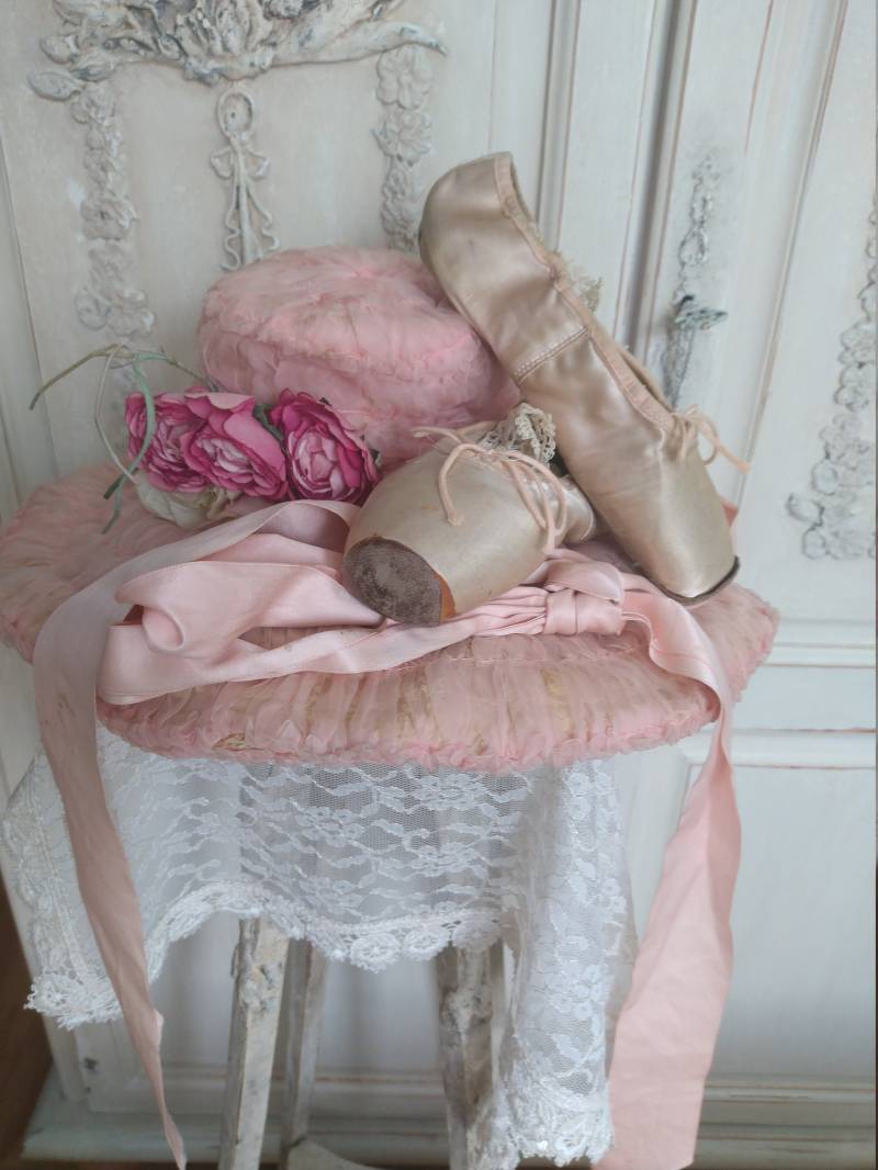 Alte Satin Ballettschuhe Spitzenschuhe Zertanzt Shabby Chic Fadet Rosa Apricot Ballett Boudoir Bohemian Authentic Vintage Shoes Gr.4, 5 von brocantemonamour