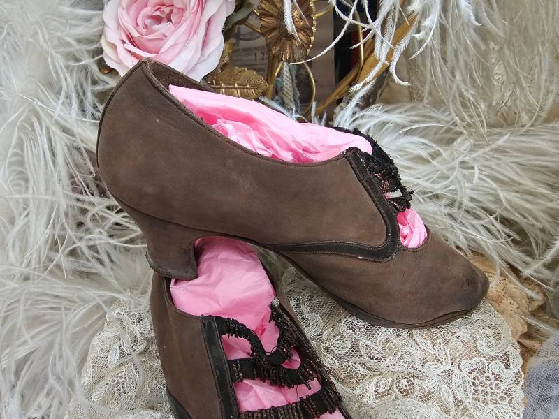 Antike Butterweiche Flapper Abendschuhe Ziegerleder Strass Stickereien Um 1920Er Pumps Handgemacht Leder Braun Aus Paris von brocantemonamour