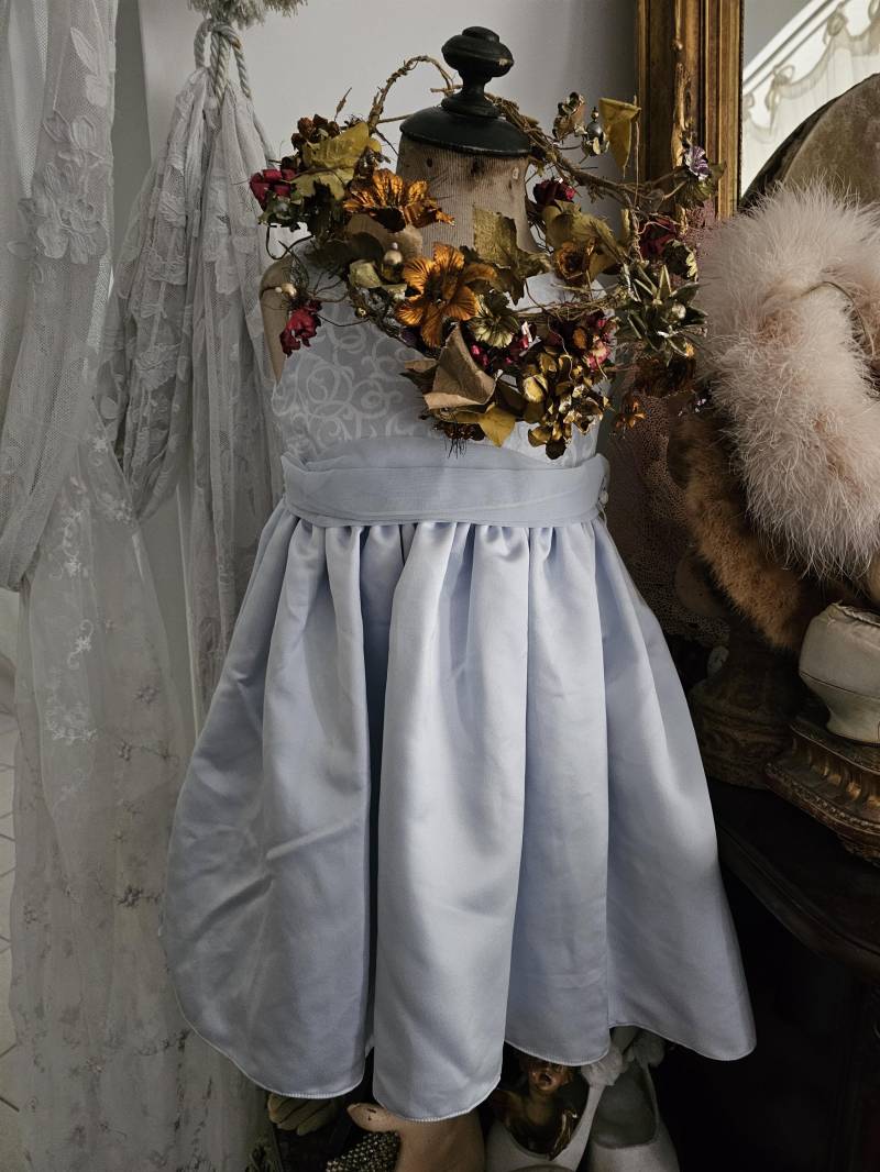 Aparte Mädchen Mode Kleid Tüll Satin Blau Rose Größe 90 Schleife Blumenmädchen Party Vintage Brocante Spitze Aparte Mädchen Mode Kleid Tüll Satin Blau Rose Größe 90 Schleife Blumenmädchen Party Vintage Brocante Spitze von brocantemonamour