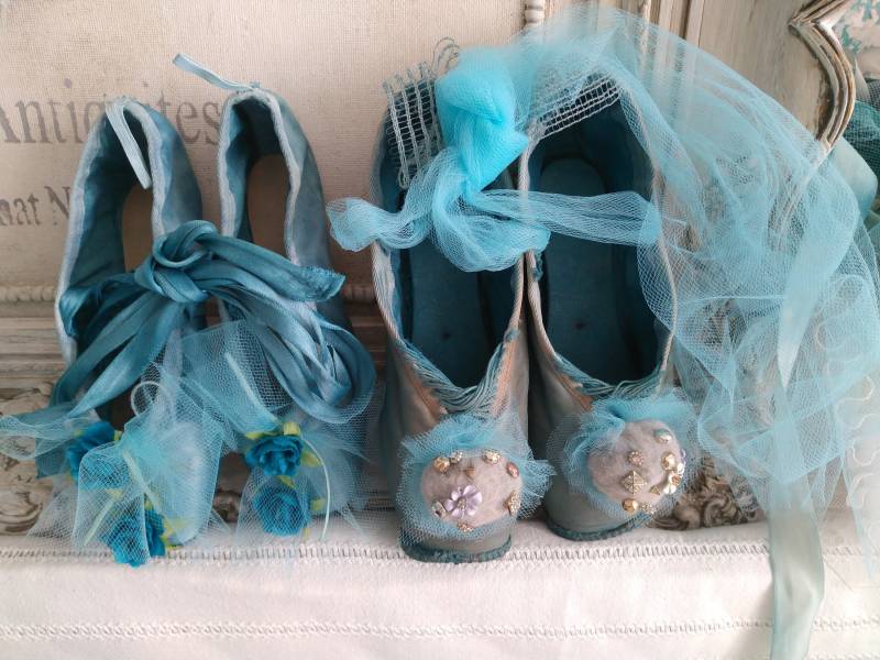 Atelier Traum Ballettschuhe Spitzenschuhe Pointe Zertanzt Shabby Chic Faded Türkis Rosa Ballett Boudoir Bänder Tüll Vintage Schmuck von brocantemonamour