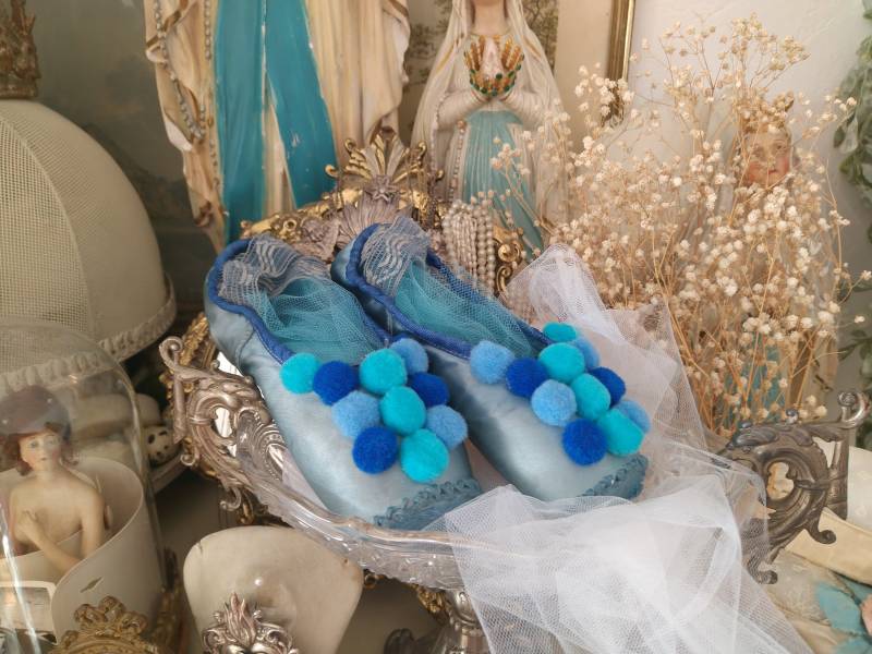 Blaue Vintage Seiden Satin Ballettschuhe Spitzenschuhe Pointe Zertanzt Shabby Chic Pompons Ballett Boudoir Gr. 3 1/2 Türkis Original von brocantemonamour