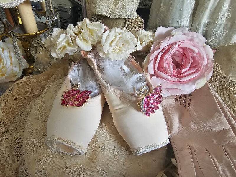 Boudoir Schwan Strass Brosche Prinzessinnen Spitzenschuhe Kreide Weiß Ballettschuhe Zertanzt Shabby Chic Rosa Ballett Federn von brocantemonamour