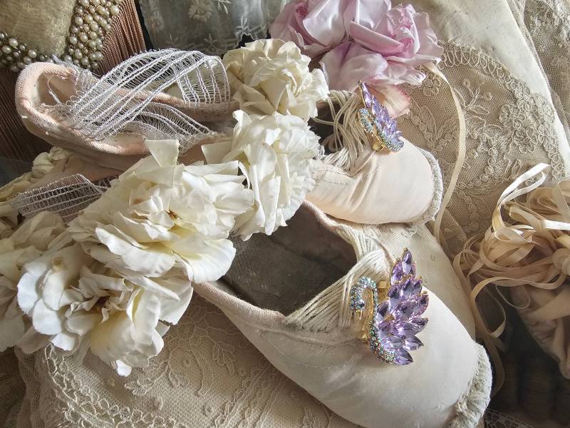 Boudoir Schwan Strass Brosche Prinzessinnen Spitzenschuhe Kreide Weiß Ballettschuhe Zertanzt Shabby Chic Rosa Ballett Gr. 4 1/2 von brocantemonamour
