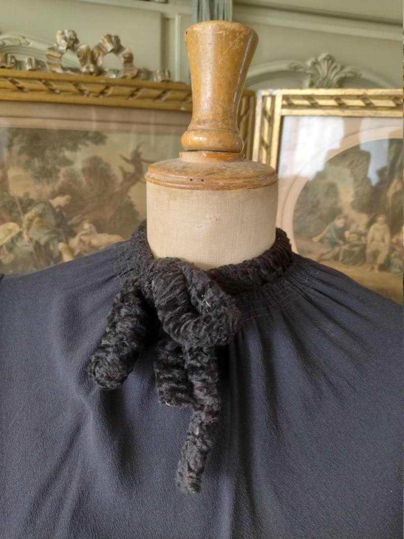 Einzigartiges Kleid Antik 20Er Jahre Aus Frankreich Handgenäht Charleston Schwarz Seide Crepe Vintage Pelz - So Charmant Brocante von brocantemonamour