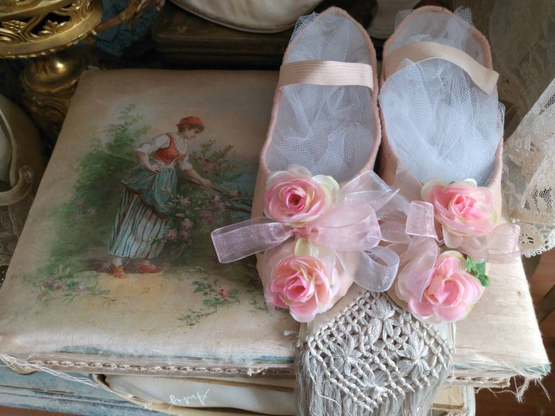 Leder Ballettschuhe Professional Balerina Zertanzt Shabby Chic Faded Rosa Aprikose Rosen Tüll Ballett Boudoir Ballettschläppchen | Gr.l 30 von brocantemonamour