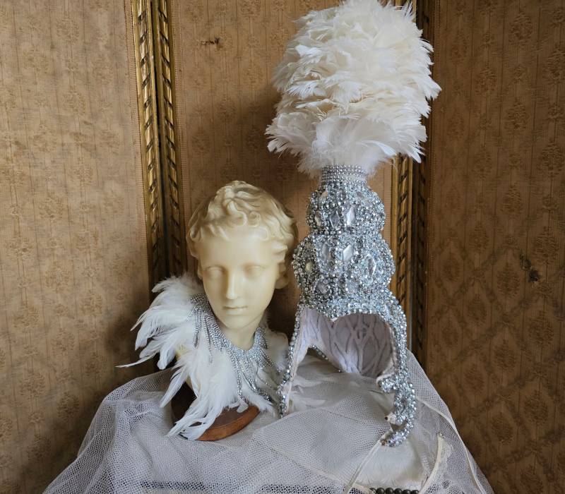 Revue Kopfschmuck Variété Mit Federn 1950/70Er Jahre Showgirl Schmuck Steine Silber Cremeweiß Haube Mütze Hut von brocantemonamour