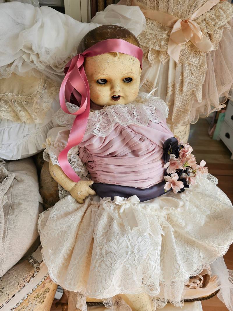 Romantik Pur Kleine Zauberhafte Rosa Korsage Korsett Miedermit Blumen & Perlen Handbemalt Spitze Georgette Chiffon Altrosa Grau Plissee von brocantemonamour