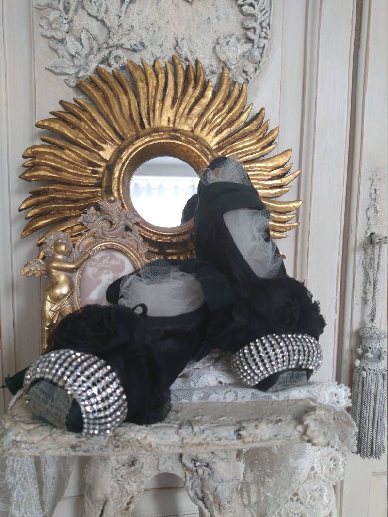 Satin Seide Ballettschuhe Spitzenschuhe Pointe Zertanzt Shabby Chic Schwarz Silber Kristalle Strass Glamour Ballett Boudoir Bänder Gr.5 36 von brocantemonamour