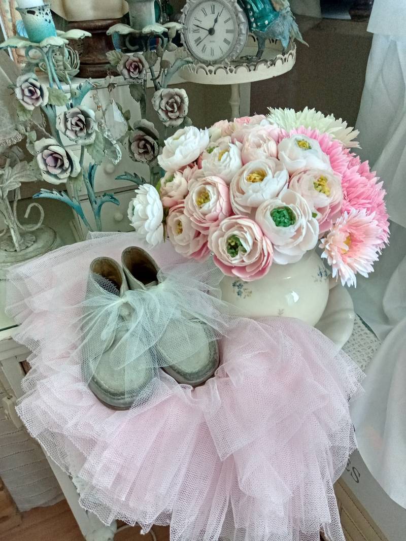 So Zauberhaft Vintage Alte Dekorative Kinderschuhe Schuhe Aus Leder in Grau Tüll Schleifen Jungenschuhchen Vibram Deposé Crépe Kleinkind von brocantemonamour