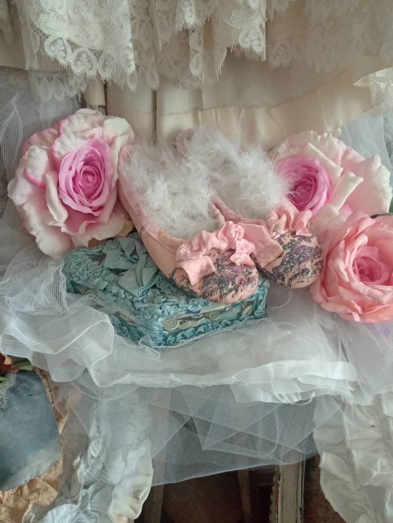 Vintage Leder Ballettschuhe Professional Zertanzt Shabby Chic Faded Rosa Weiß Petrol Samt Federn Brokat Ballett Boudoir Ballettschläppchen von brocantemonamour