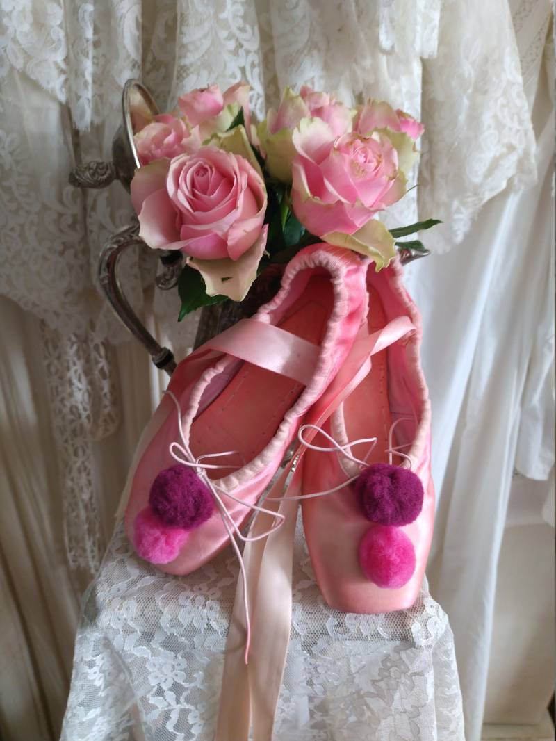 Vintage Rosa Pink Satin Ballettschuhe Spitzenschuhe Pointe Zertanzt Shabby Chic Pompons Ballett Boudoir 25 Designed By F.r. Duval von brocantemonamour