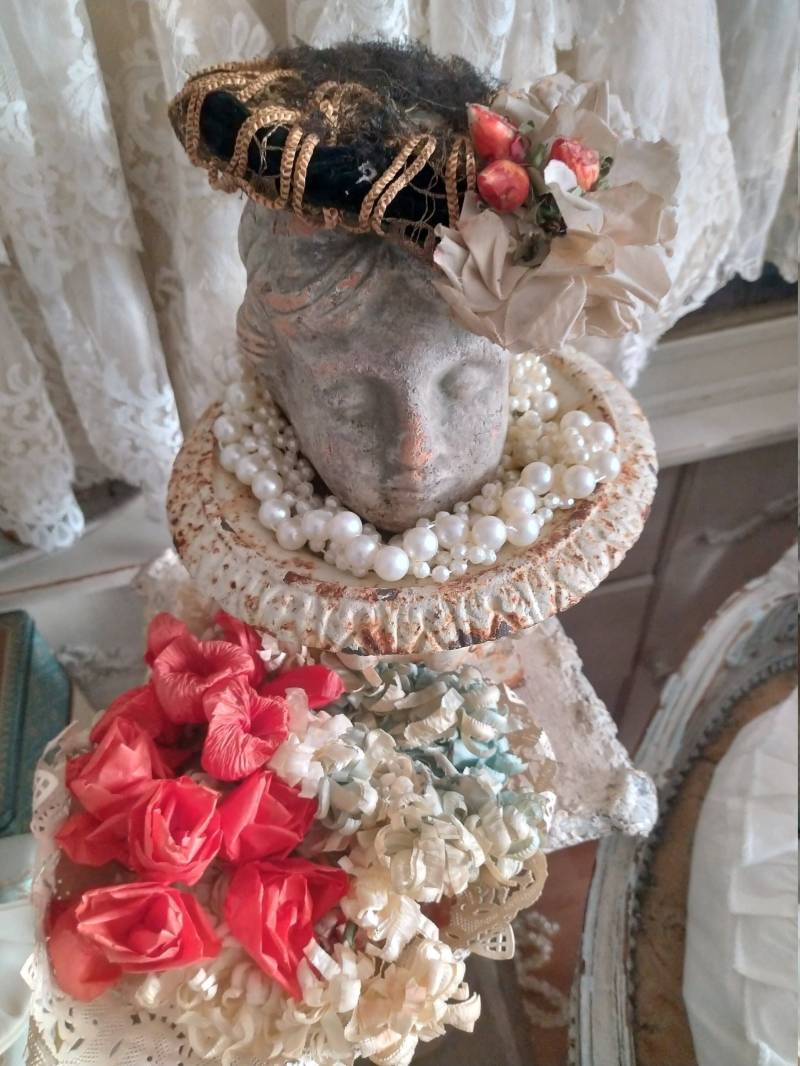 Zauberhaf Antiker Floral Hut Käfig Um 1900 Seide Samt Rosen Blüten Millinery Nerz Cap Blumenhut Frankreich Pillbox Toque Schwarz Gold Creme von brocantemonamour