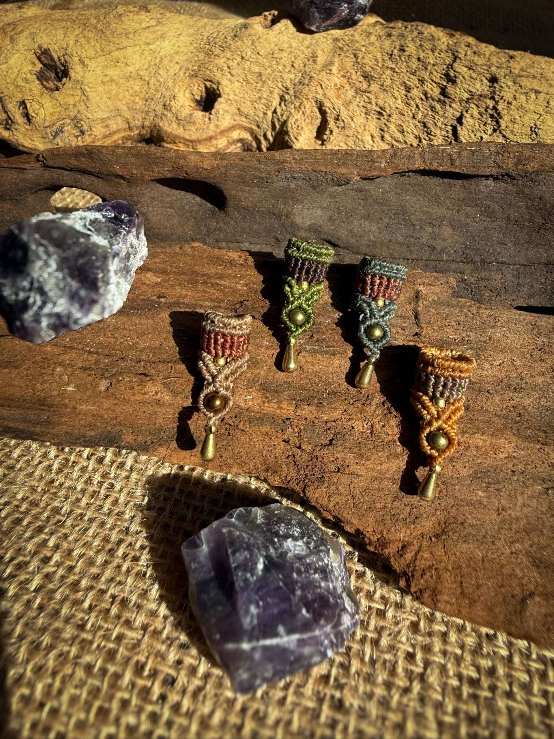 Dreadschmuck Makramee Tropfenanhänger Dreadlocks | Größe Personalisierbar Handgeknüpft Dreadbead Boho Mystic Hippie Witchy von broccoliwoods