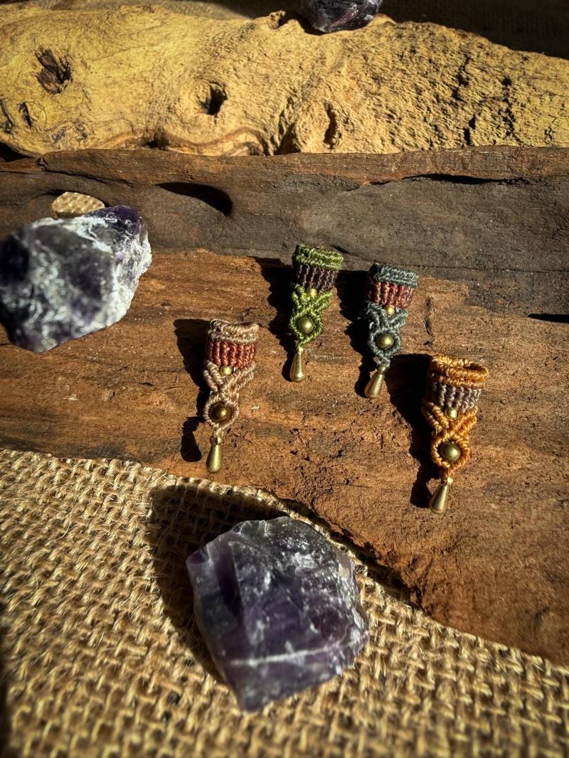 Dreadschmuck Makramee Tropfenanhänger Dreadlocks | Größe Personalisierbar Handgeknüpft Dreadbead Boho Mystic Hippie Witchy von broccoliwoods