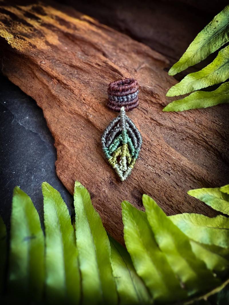 Makramee Dreadschmuck, Blattanhänger Naturinspiriert | Dreads Größe Personalisierbar Handgeknüpft Dreadbead Haarperle Boho Hippie von broccoliwoods