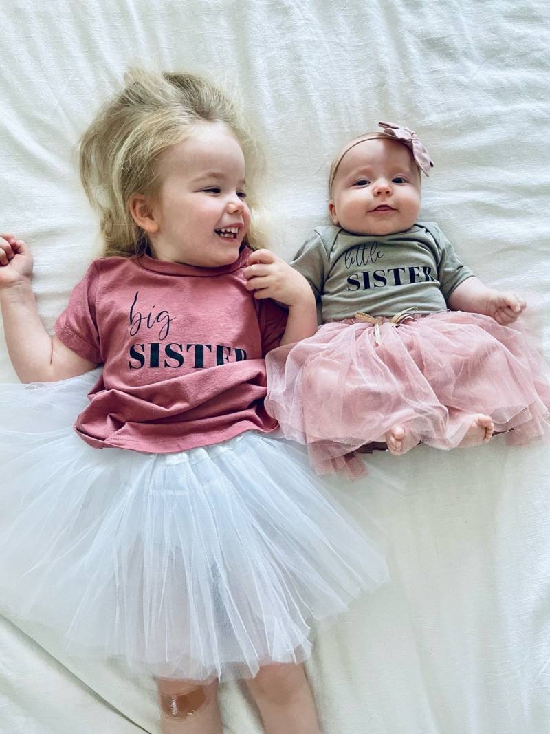 Große Schwester T-Shirt Große Schwester T-Shirt von brookeandmarleyco