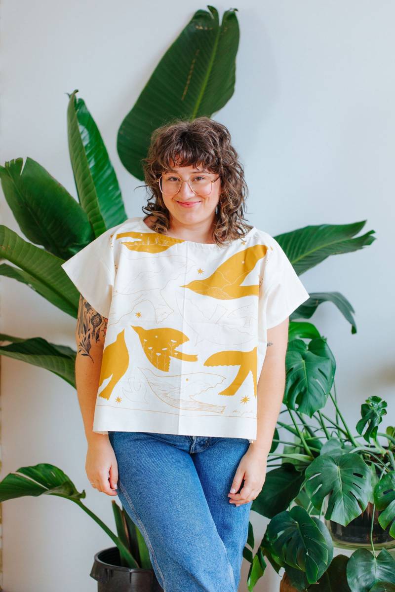 Handgemachtes Top Bandana Boxy Fit Baumwollstoff Gelbe Vögel Illustration Rechteck Lockere Form Shirt One Size Passt Den Meisten Modernen Casual von brookecioccohandmade