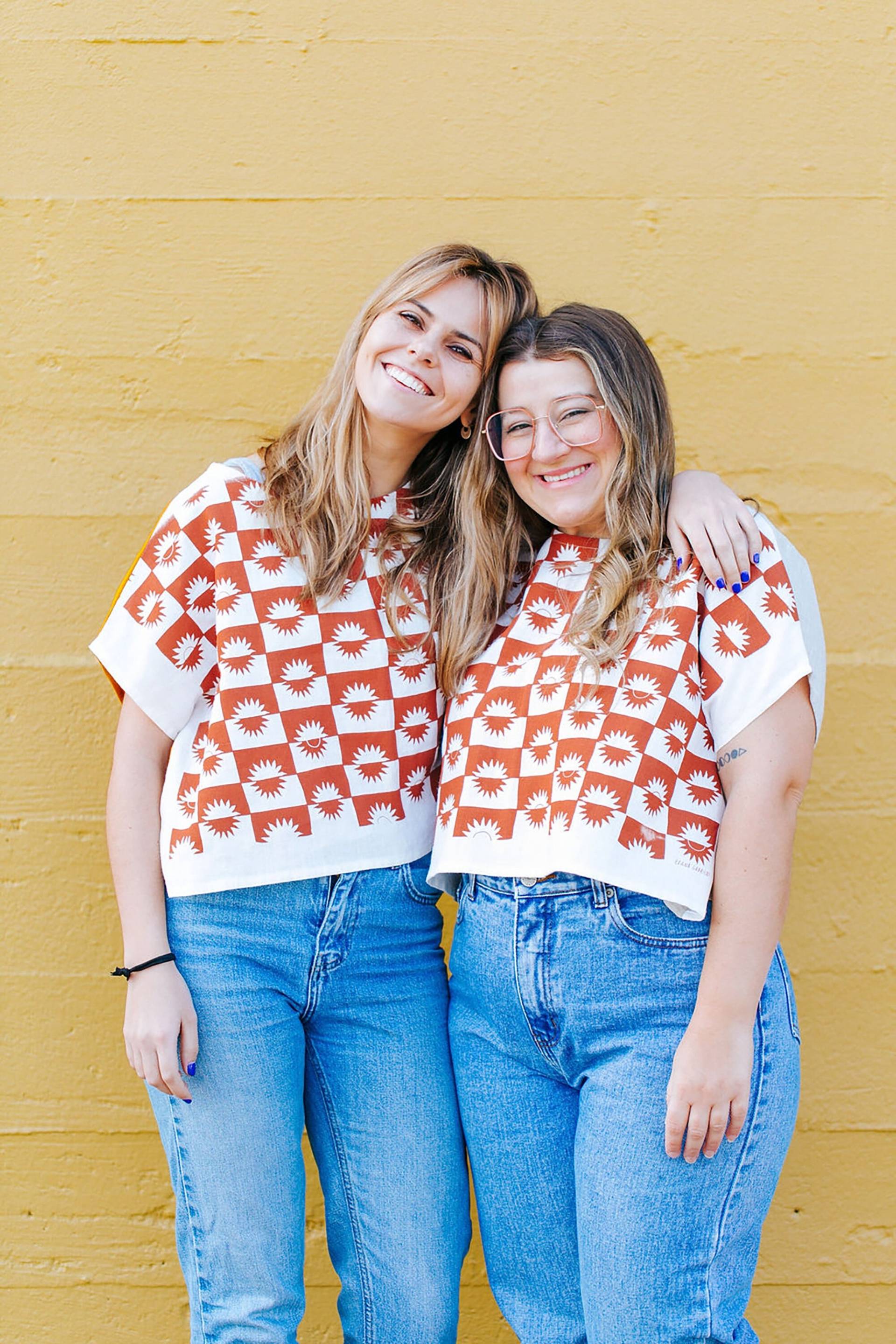 Elana Gabrielle X Brooke Ciocco/Terracotta Sunrise Leinenhandtuchoberteil Illustration Natur + Weiß 100 % Leinen Kastenförmiges Oberteil Crop Top von brookecioccohandmade