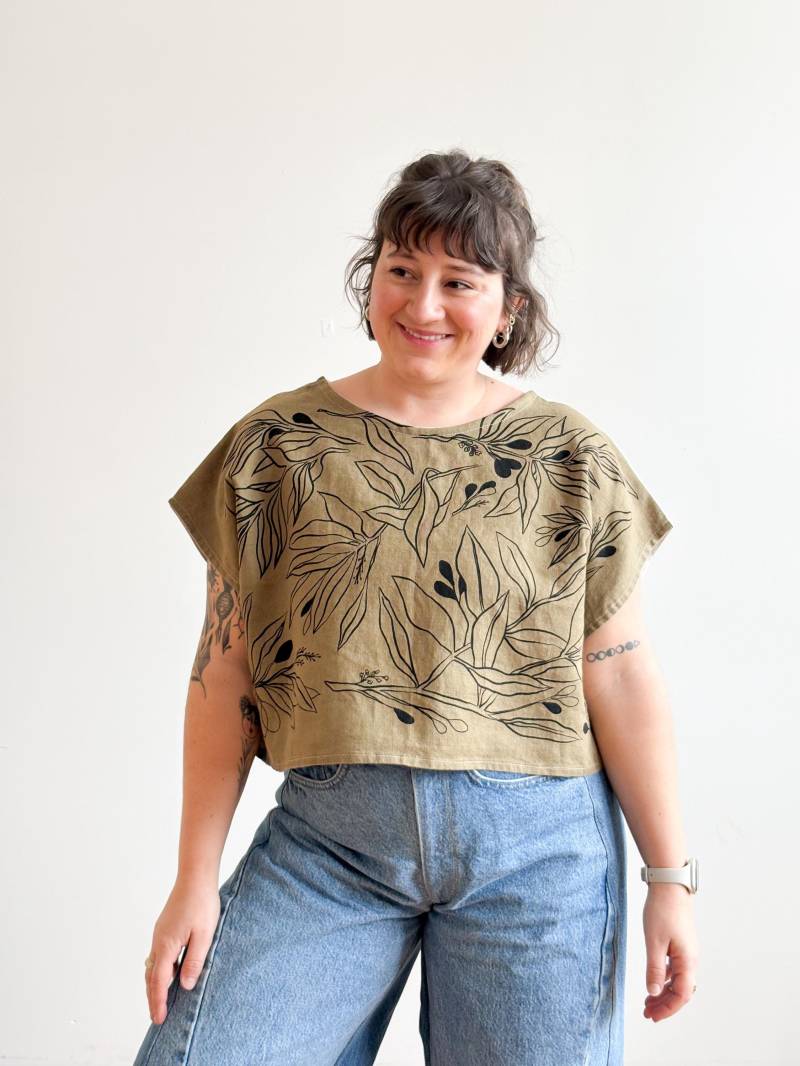 Handgefertigtes Top Boxy Leinen Geschirrhandtuch Shirt Braun Oliven Einzigartiges Crop Moderner Sommer Stil Siebdruck Einheitsgröße von brookecioccohandmade